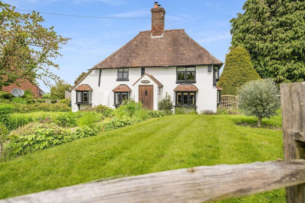 Local Walks Pub Gardens Pet Friendly Landscaped Gardens And Free Private Parking Villa Doddington  Exterior foto