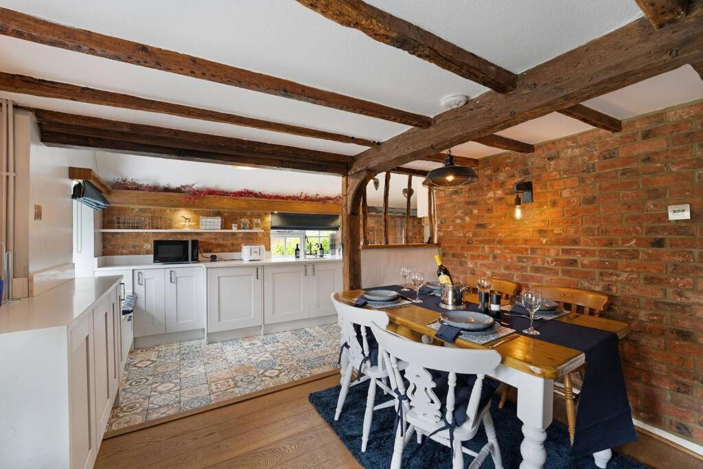 Local Walks Pub Gardens Pet Friendly Landscaped Gardens And Free Private Parking Villa Doddington  Exterior foto